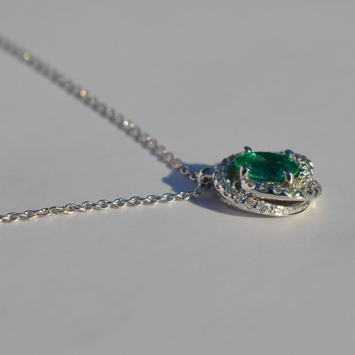 18ct White Gold Emerald & Diamond Pendant Necklace