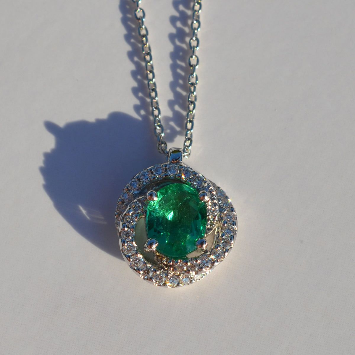 18ct White Gold Emerald & Diamond Pendant Necklace